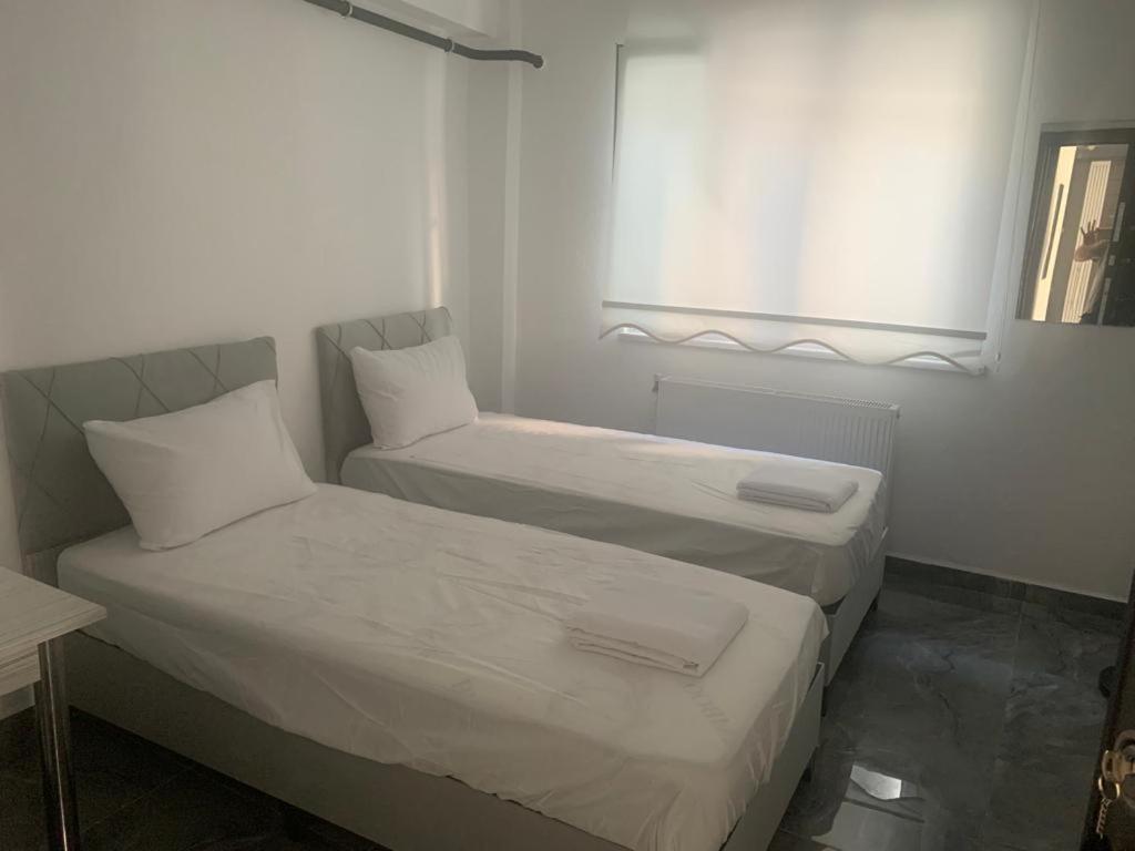 Centre Reach Otel أديرني المظهر الخارجي الصورة