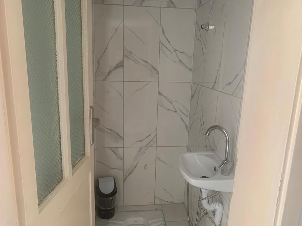 Centre Reach Otel أديرني المظهر الخارجي الصورة
