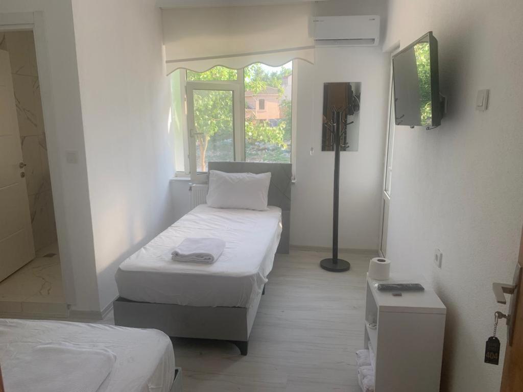 Centre Reach Otel أديرني المظهر الخارجي الصورة