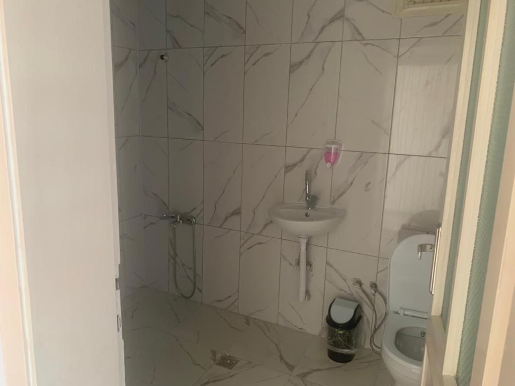 Centre Reach Otel أديرني المظهر الخارجي الصورة