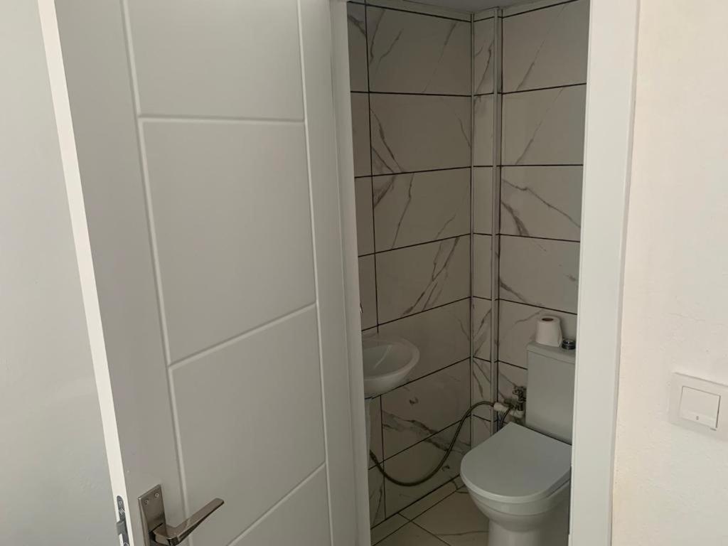 Centre Reach Otel أديرني المظهر الخارجي الصورة