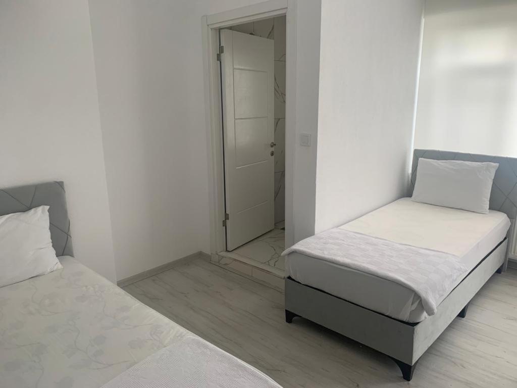 Centre Reach Otel أديرني المظهر الخارجي الصورة