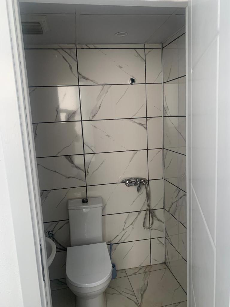 Centre Reach Otel أديرني المظهر الخارجي الصورة