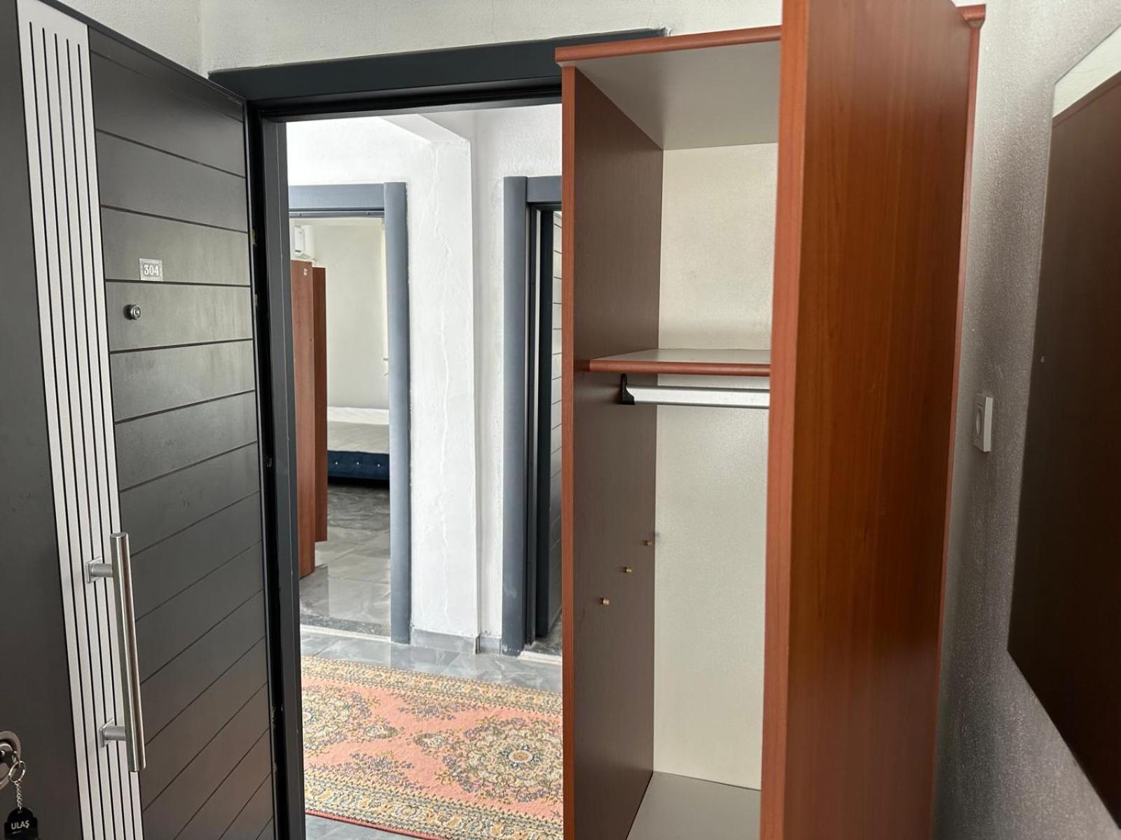 Centre Reach Otel أديرني المظهر الخارجي الصورة