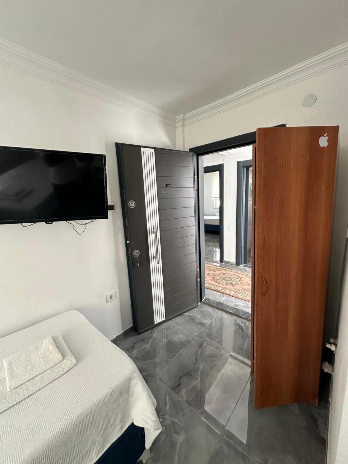 Centre Reach Otel أديرني المظهر الخارجي الصورة